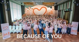 ผู้ร่วมงาน Volvo Family Day 2026 ถ่ายภาพหมู่หน้าเวทีตกแต่งธีม Because of You
