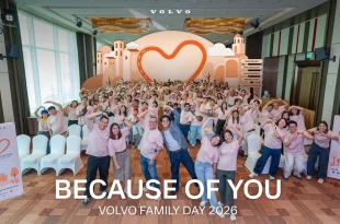 ผู้ร่วมงาน Volvo Family Day 2026 ถ่ายภาพหมู่หน้าเวทีตกแต่งธีม Because of You