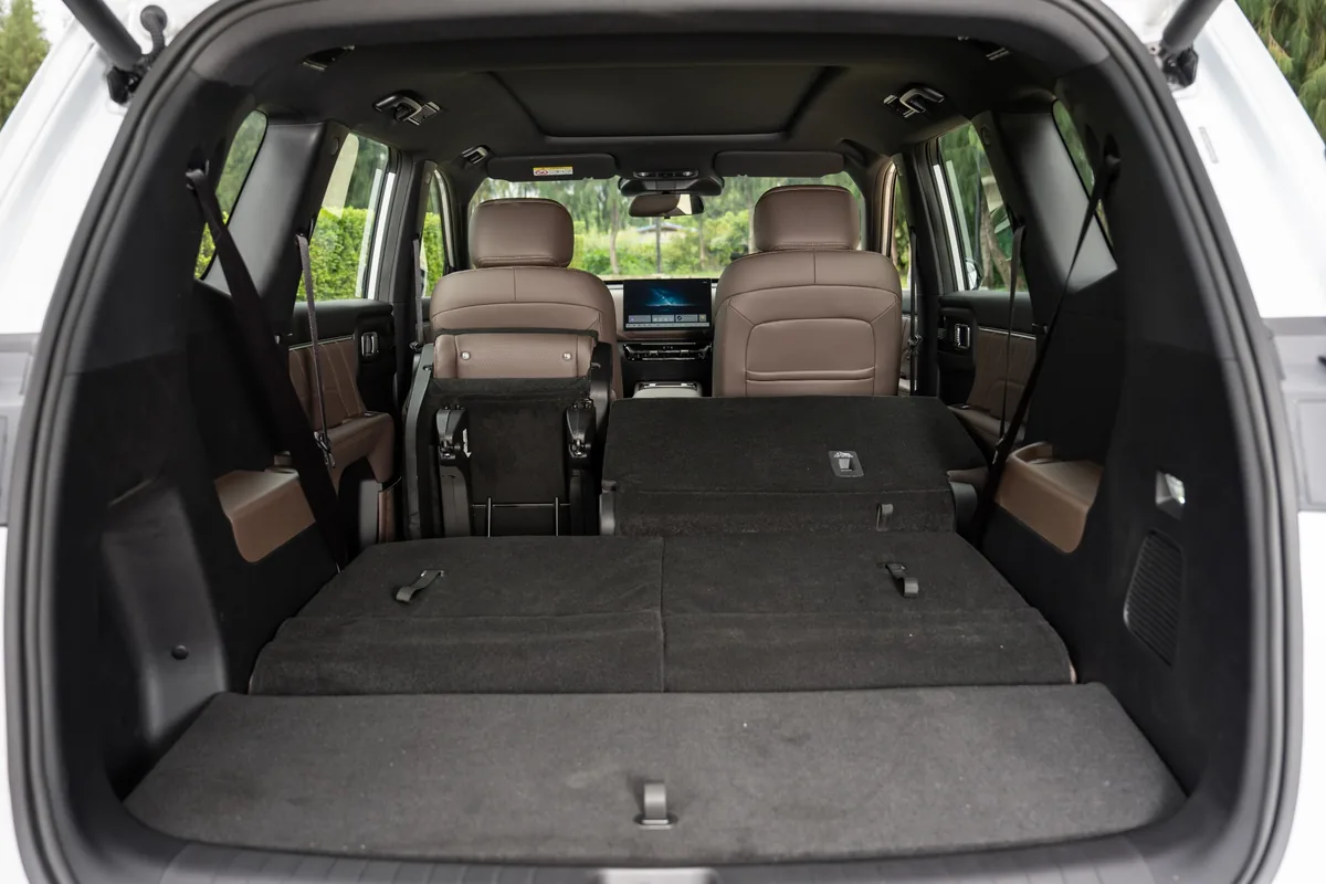 พื้นที่สัมภาระ WULING EKSION เมื่อพับเบาะ พื้นที่ด้านท้าย WULING EKSION เมื่อพับเบาะหลัง มองไปยังเบาะคู่หน้า