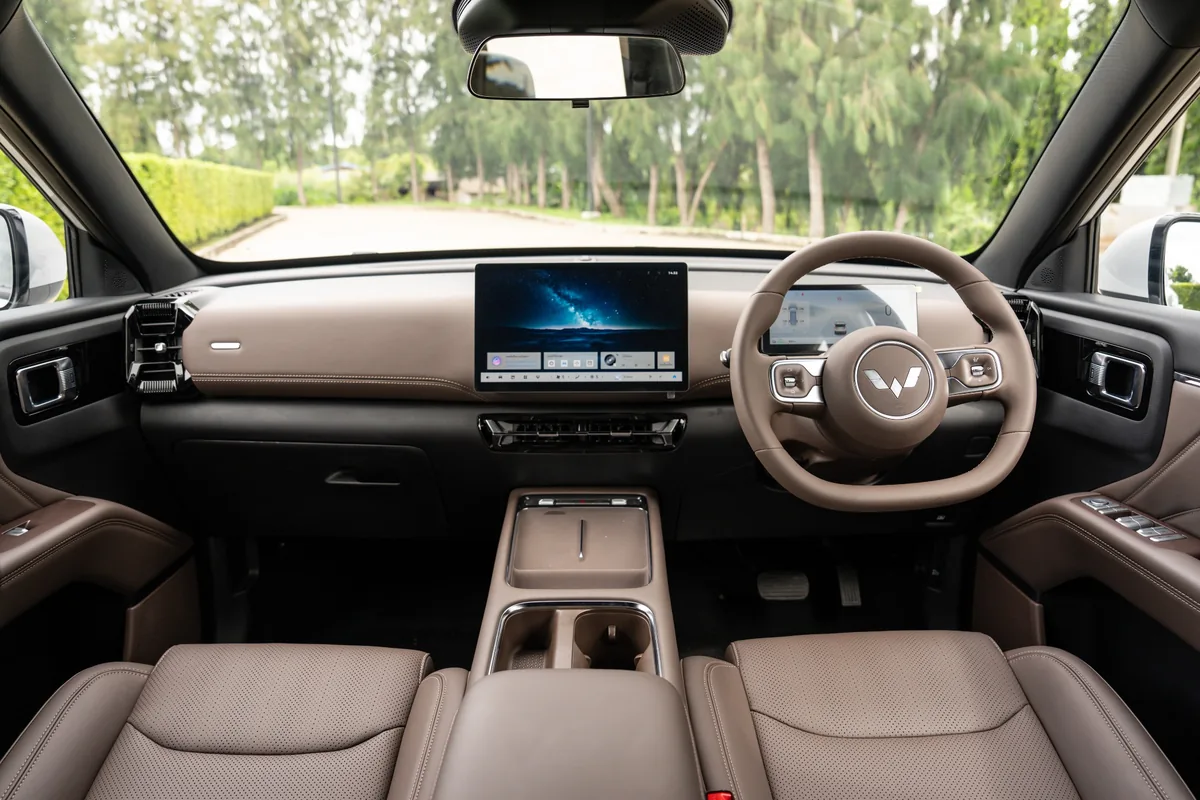 ห้องโดยสารด้านหน้า WULING EKSION ห้องโดยสารด้านหน้า WULING EKSION แสดงแผงคอนโซล จอกลาง และพวงมาลัยขวา
