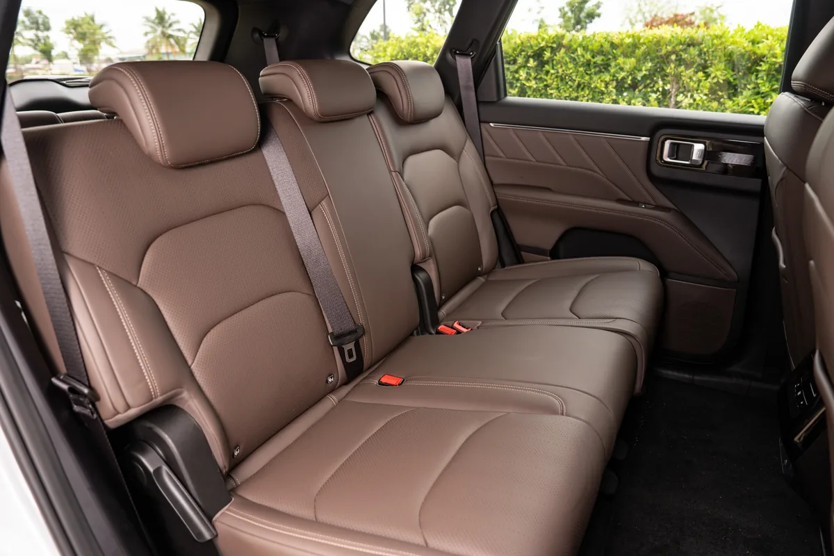 เบาะแถวสอง WULING EKSION เบาะแถวที่สองสีน้ำตาลของ WULING EKSION พร้อมพนักพิงศีรษะและเข็มขัดนิรภัย
