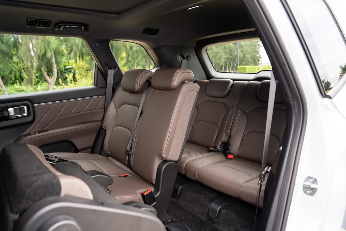 เบาะแถวสาม WULING EKSION เบาะแถวที่สามสองที่นั่งของ WULING EKSION มองผ่านประตูด้านข้าง