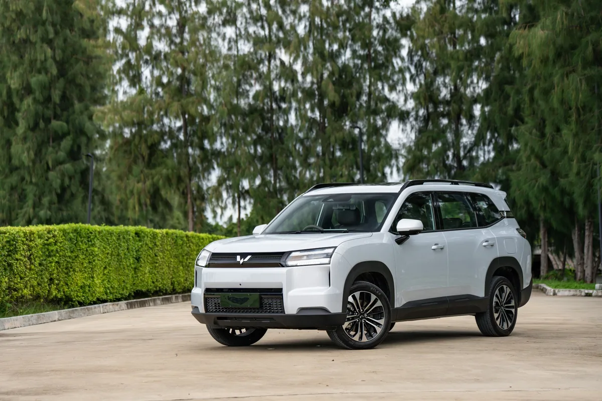 WULING EKSION สีขาว มุมหน้าหันซ้าย WULING EKSION สีขาว มุมด้านหน้าสามส่วน หันหน้ารถไปทางซ้ายของภาพ