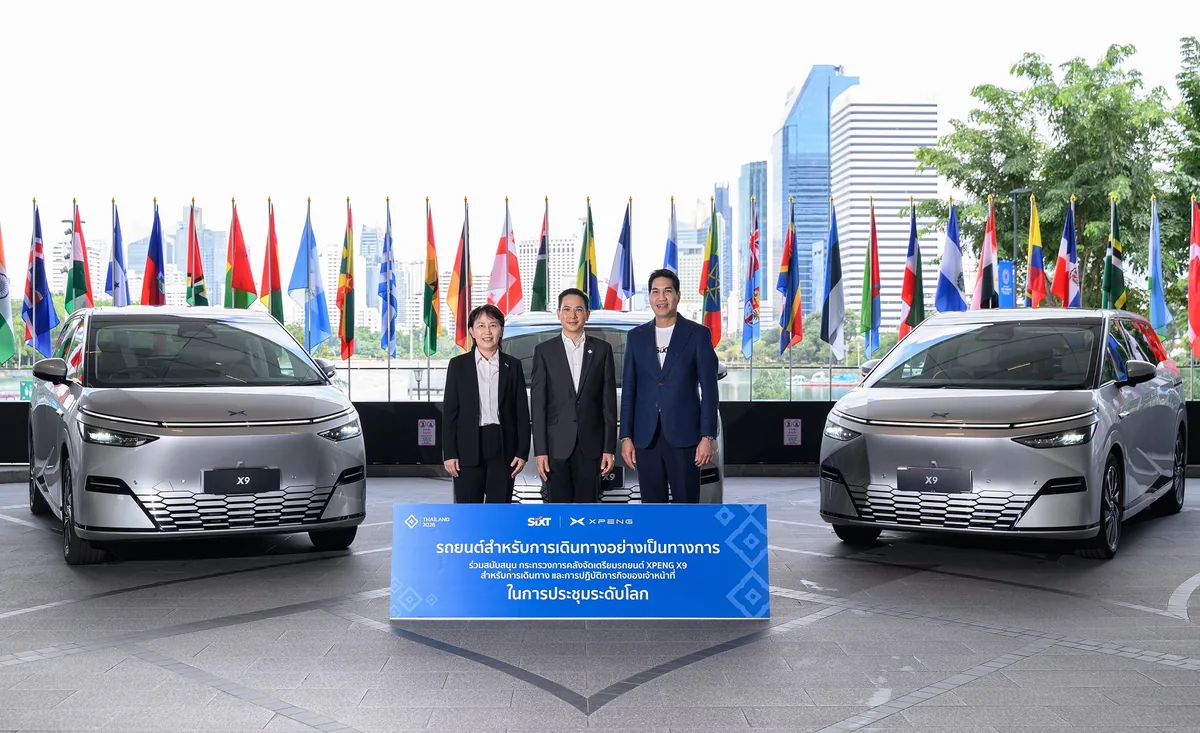 XPENG X9 พิธีส่งมอบรถไฟฟ้าสนับสนุนการประชุมระดับโลก ผู้แทน XPENG Thailand และ SIXT Thailand ถ่ายภาพร่วมกันในพิธีส่งมอบรถไฟฟ้า XPENG X9 สำหรับการประชุมระดับโลกในประเทศไทย