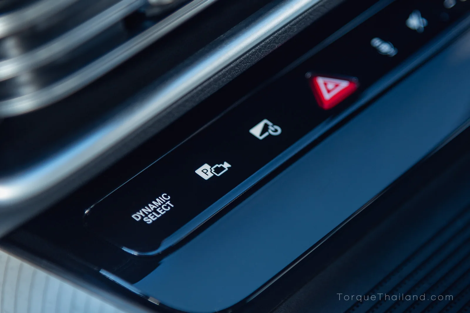 แผงควบคุมระบบสัมผัสบนคอนโซลกลาง Mercedes-Benz CLA250+ สำหรับควบคุมโหมดการขับขี่และกล้องรอบคัน