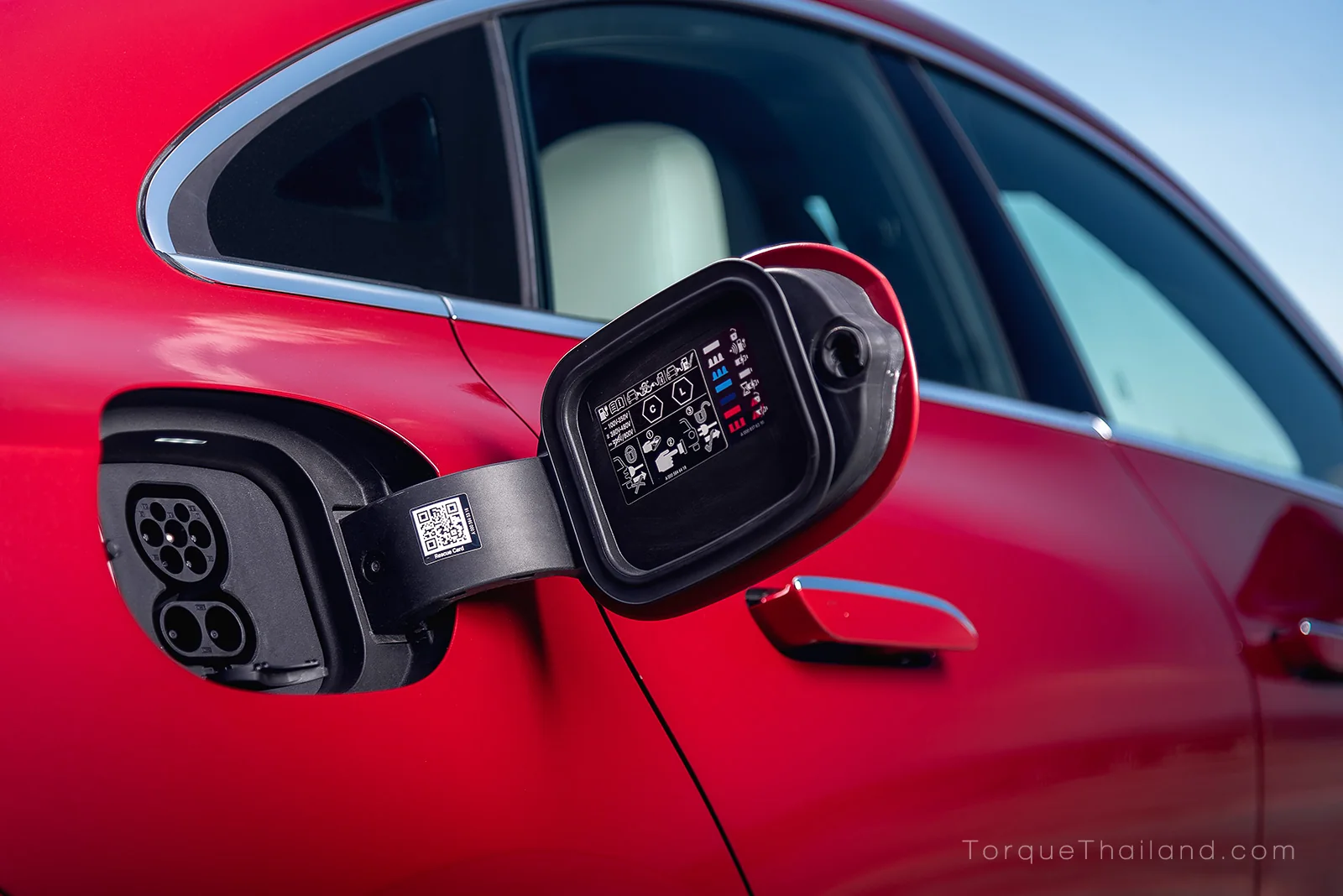 ช่องเสียบหัวชาร์จแบตเตอรี่ HV ของ Mercedes-Benz CLA250+ รองรับสถาปัตยกรรม 800 โวลท์ และการชาร์จ DC สูงสุด 320 กิโลวัตต์
