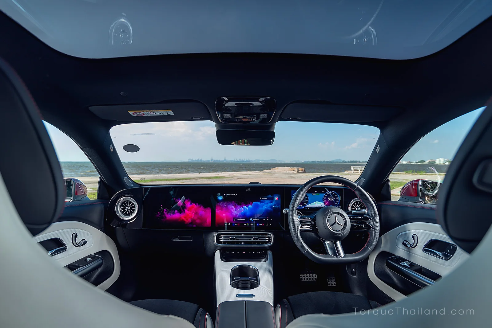 แดชบอร์ดในห้องโดยสาร Mercedes-Benz CLA250+ พื้นที่แบนราบสำหรับจัดวางหน้าจอและแผงประตูเล่นระดับ