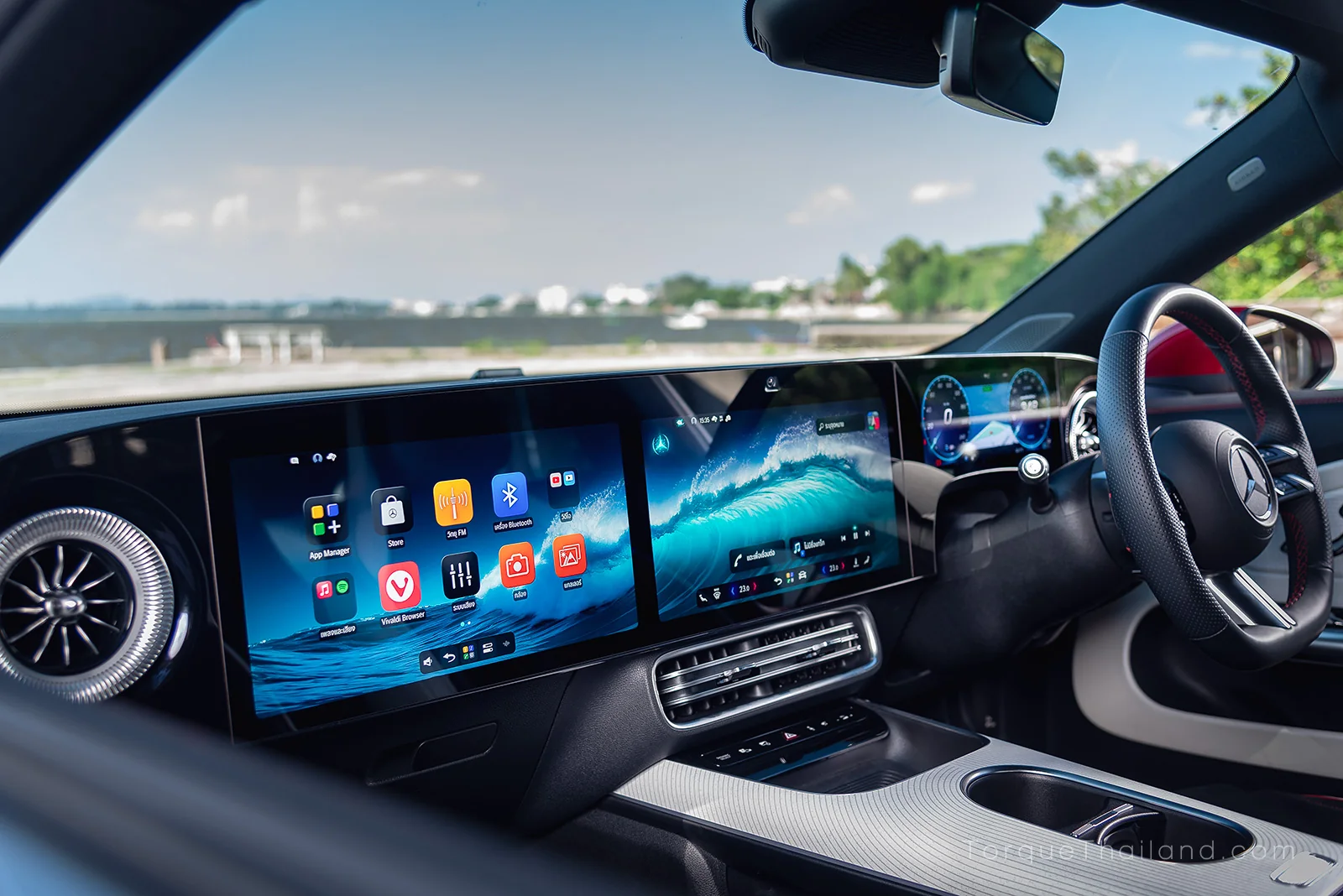 MBUX Superscreen บนแดชบอร์ด Mercedes-Benz CLA250+ ประกอบด้วยจอผู้ขับ 10.25 นิ้ว และจอส่วนกลางกับจอผู้โดยสาร 14 นิ้ว