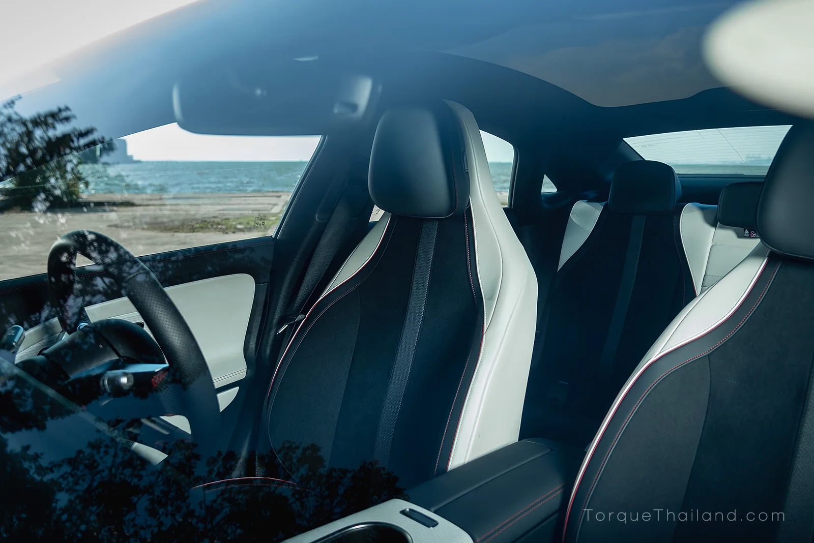 เบาะคู่หน้าแบบสปอร์ตของ Mercedes-Benz CLA250+ หุ้มด้วยผ้าไมโครไฟเบอร์ฟลีซรีไซเคิลและหนัง ARTICO
