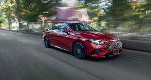 รถ Mercedes-Benz CLA250+ หน้าเฉียงขณะขับขี่ แสดงการทรงตัวและการกระจายน้ำหนักหน้าต่อหลังที่ 46:54 จากการทดสอบของ Torque Thailand