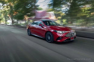 รถ Mercedes-Benz CLA250+ หน้าเฉียงขณะขับขี่ แสดงการทรงตัวและการกระจายน้ำหนักหน้าต่อหลังที่ 46:54 จากการทดสอบของ Torque Thailand