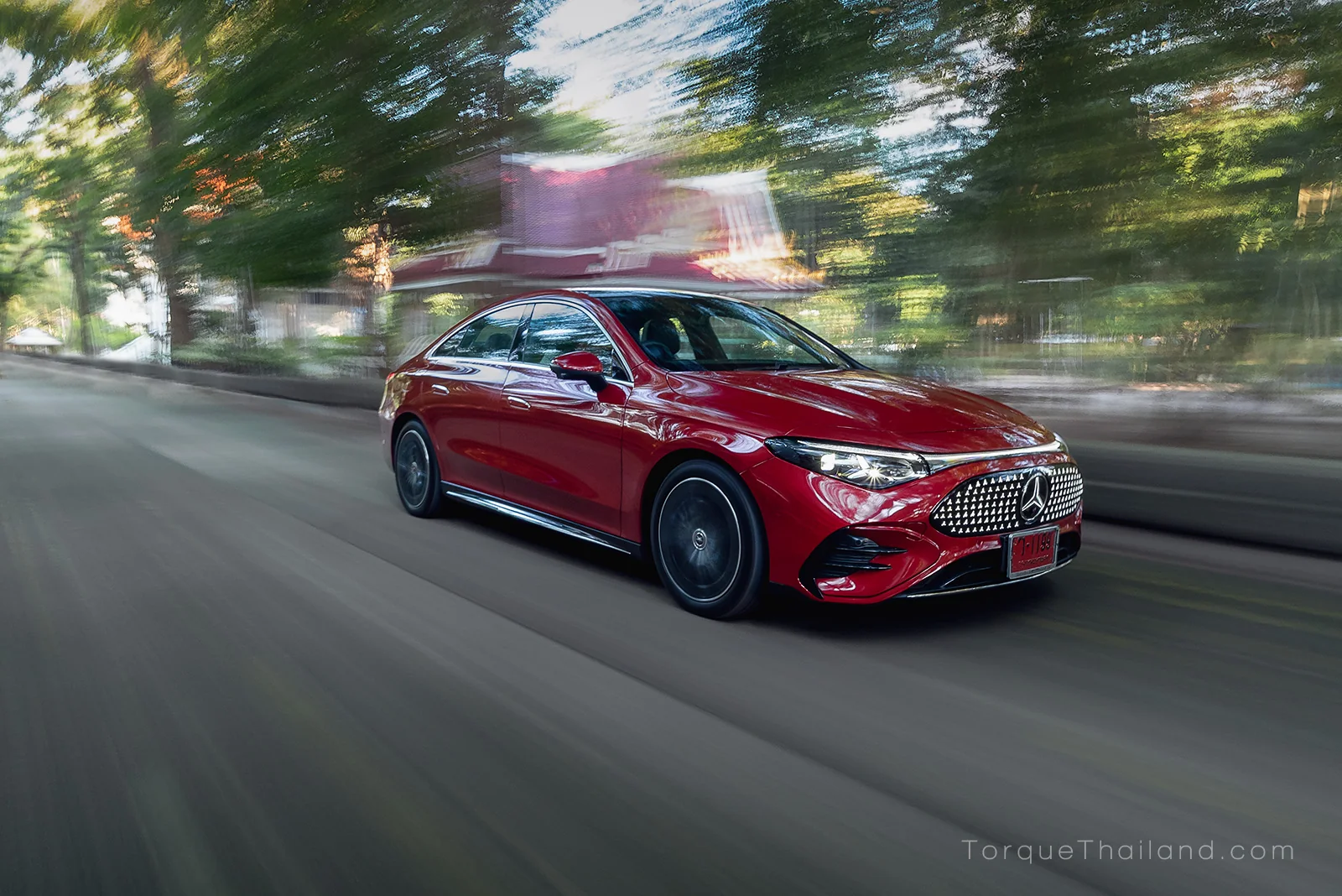 รถ Mercedes-Benz CLA250+ หน้าเฉียงขณะขับขี่ แสดงการทรงตัวและการกระจายน้ำหนักหน้าต่อหลังที่ 46:54 จากการทดสอบของ Torque Thailand