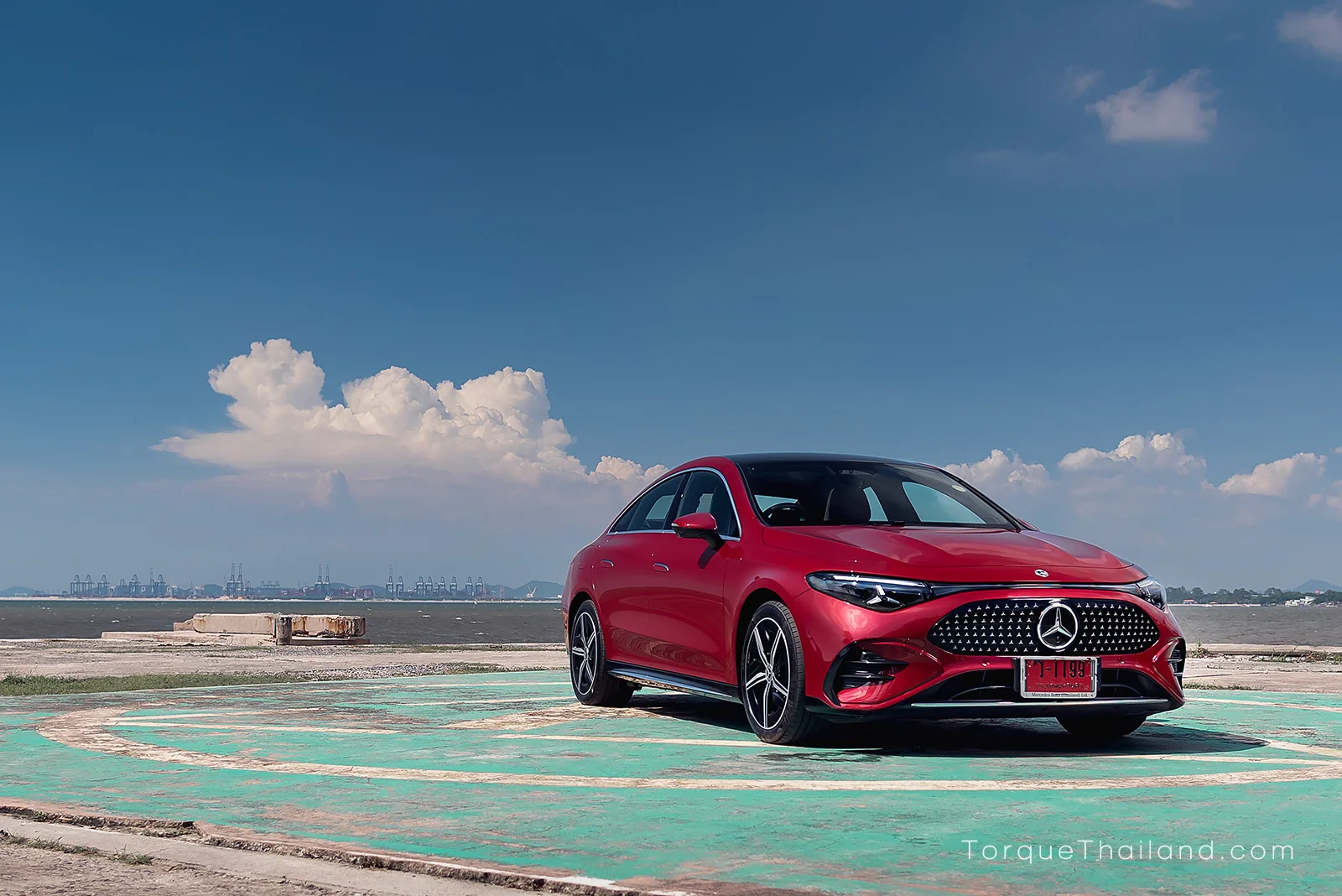 รถ Mercedes-Benz CLA250+ เต็มคันด้านหน้าเฉียง มีราคาจำหน่ายอย่างเป็นทางการในไทย 2,290,000 บาท