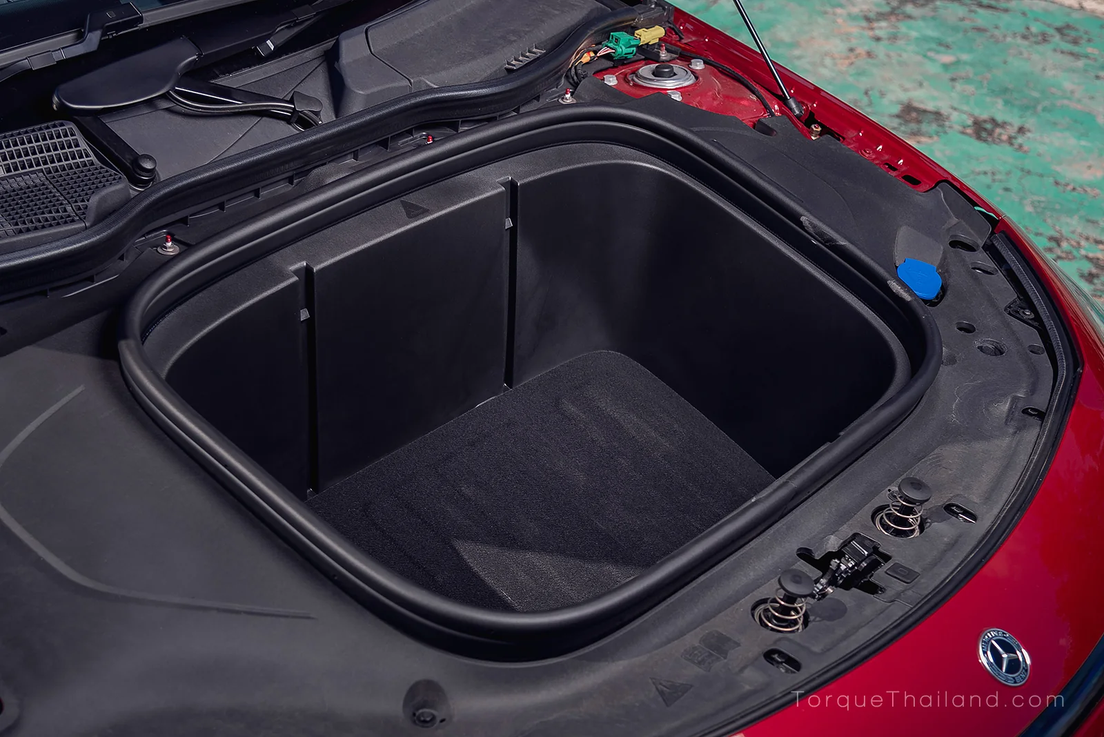 ช่องเก็บของใต้ฝากระโปรงหน้า Frunk ของ Mercedes-Benz CLA250+ ความจุ 101 ลิตร