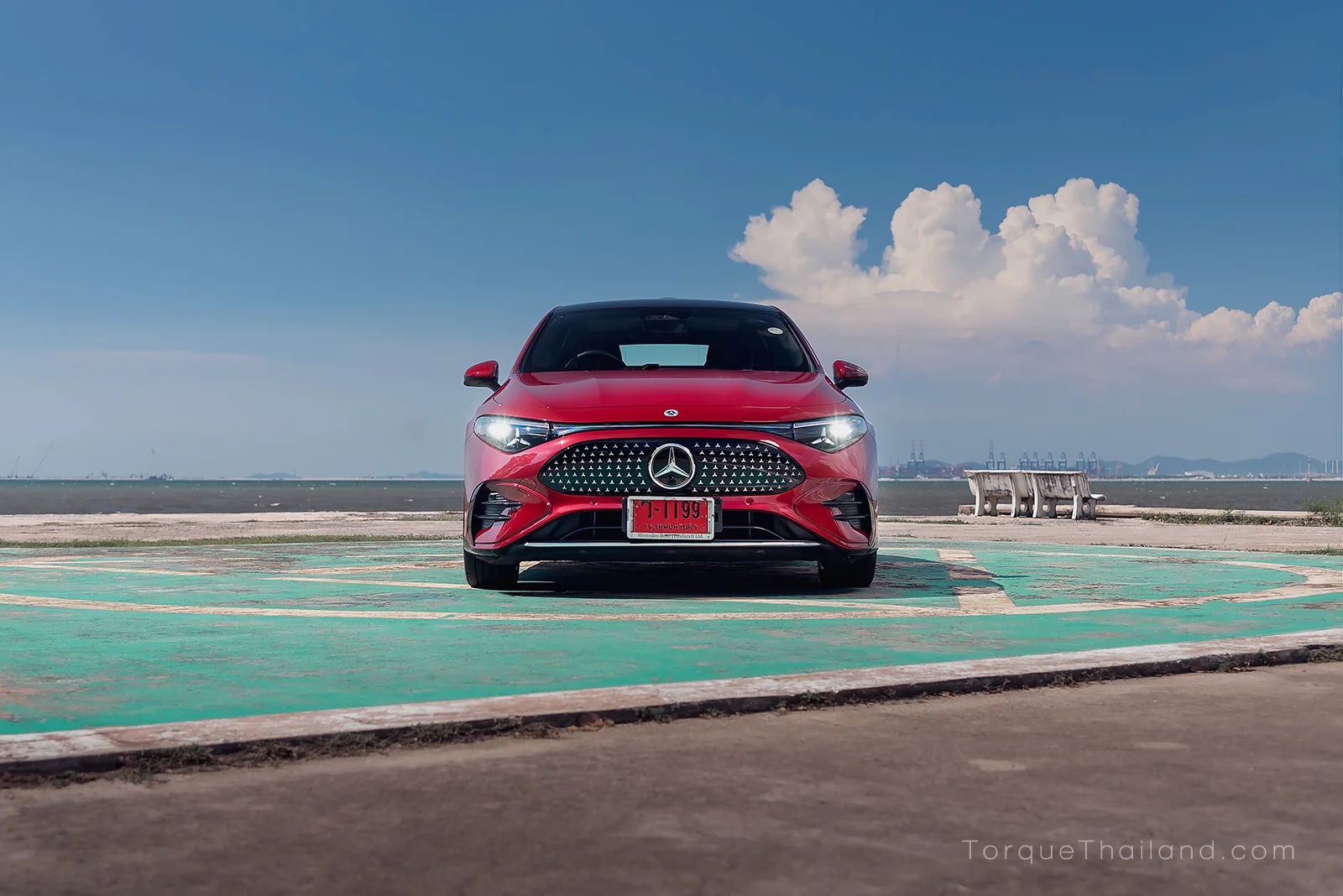 รถ Mercedes-Benz CLA250+ ท้ายตรง แสดงใต้ท้องรถที่ปิดเรียบสนิทครอบคลุมถึงปีกนกและคันชักพวงมาลัย