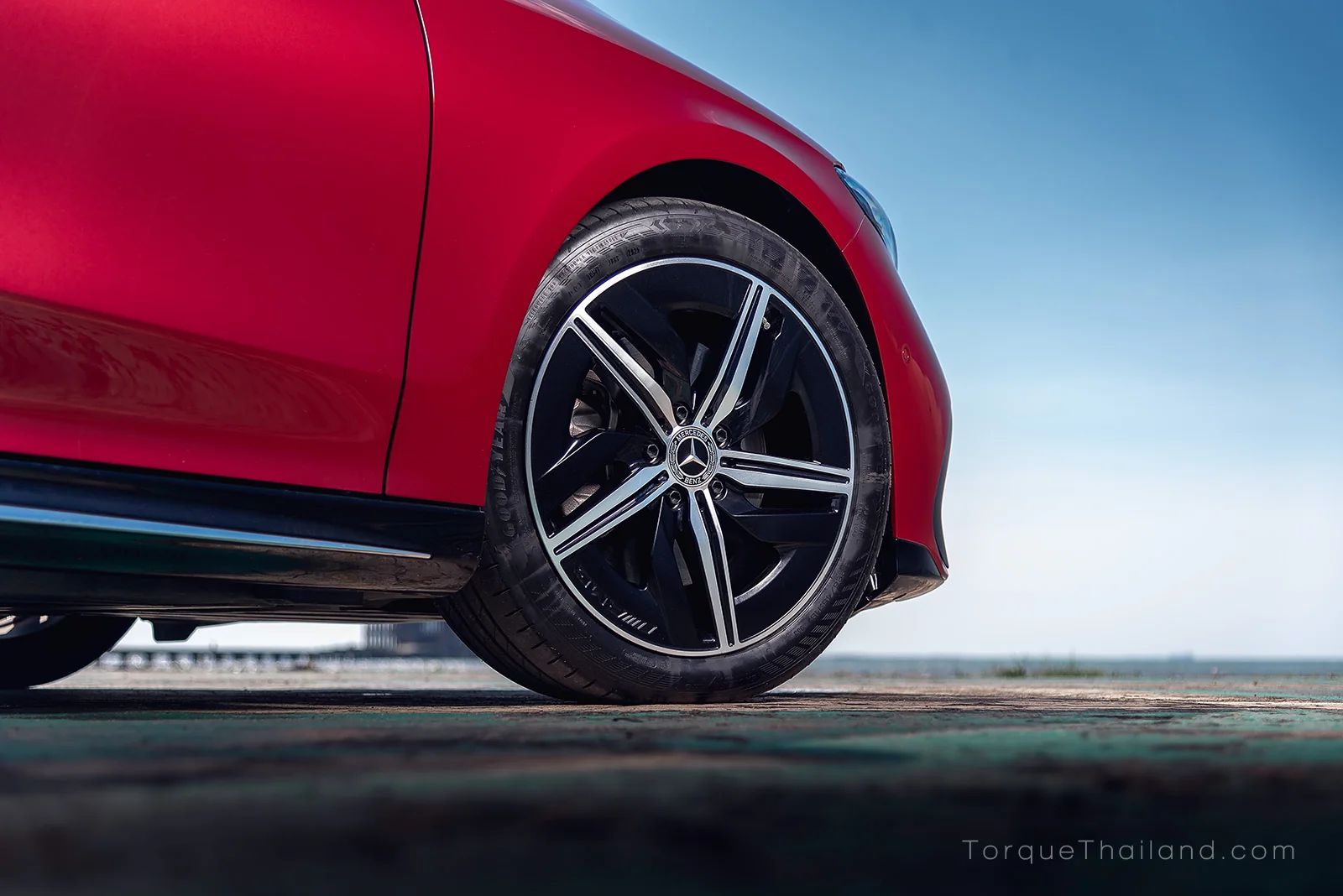 ล้อหน้าขนาด 18 นิ้วของ Mercedes-Benz CLA250+ พร้อมก้านล้อสีดำเงาทำหน้าที่เป็นสปอยเลอร์ลดแรงต้าน
