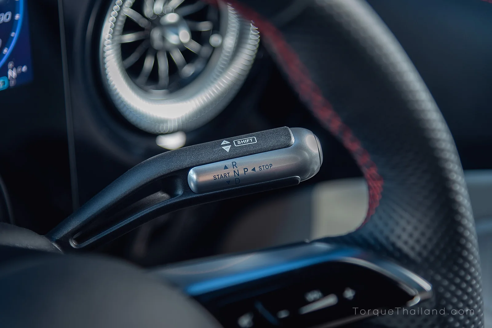 คันเกียร์บนคอพวงมาลัยของ Mercedes-Benz CLA250+ สำหรับเลือกตำแหน่งเกียร์และระดับการเรียกคืนพลังงาน