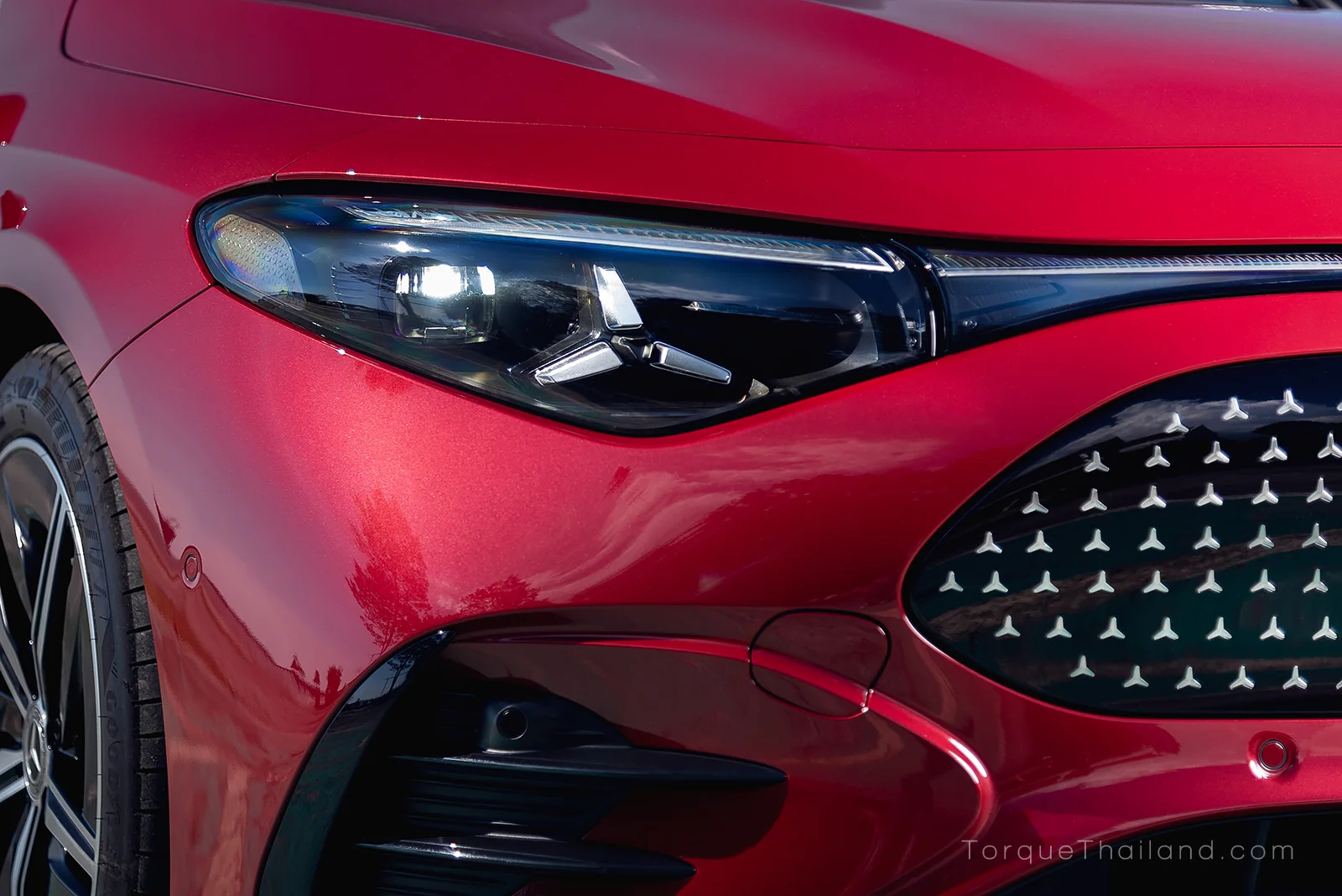 ไฟหน้า LED High Performance ของ Mercedes-Benz CLA250+ พร้อมแถบ DRL และดาวโครเมี่ยมในโคม