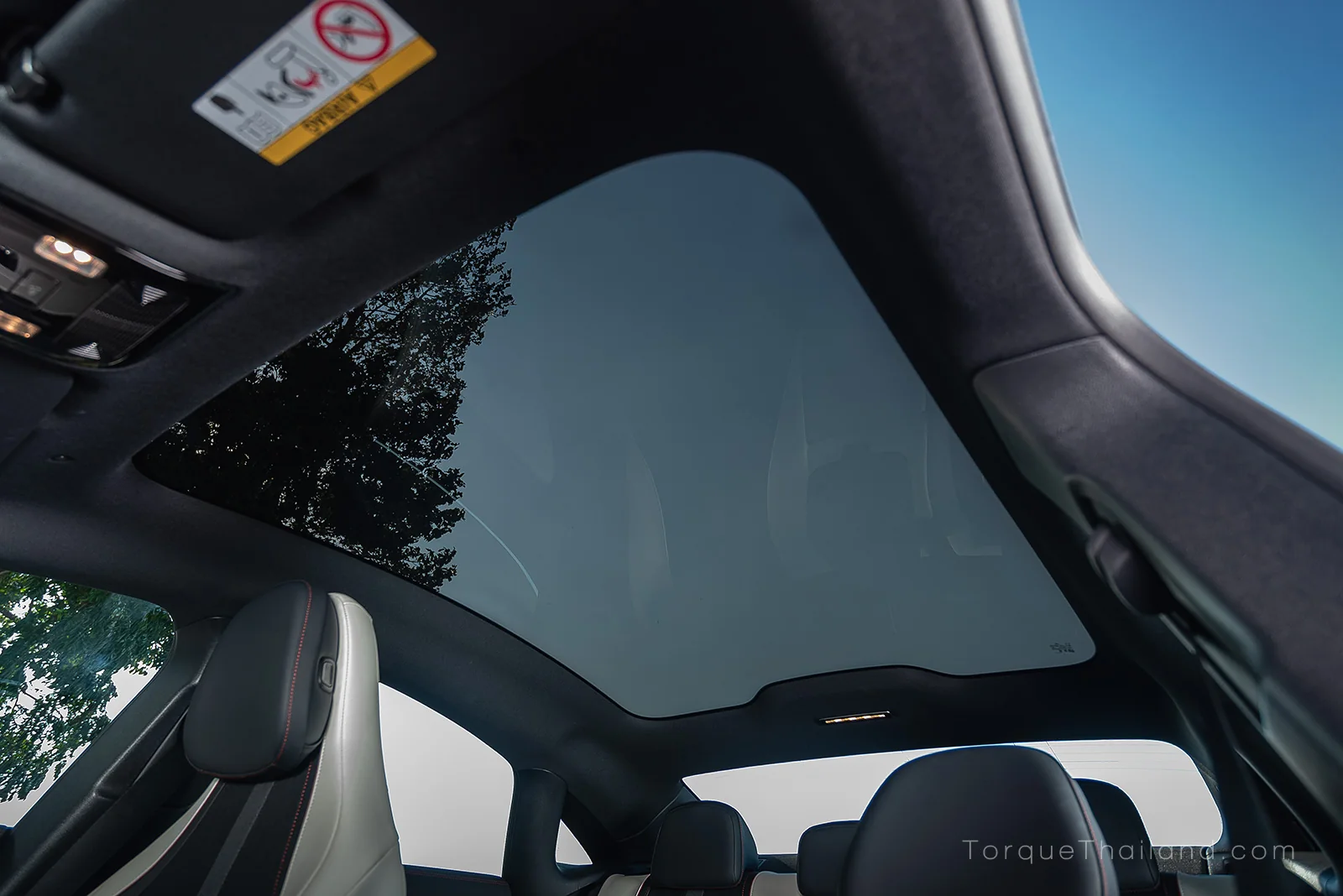หลังคากระจก Panoramic ของ Mercedes-Benz CLA250+ ใช้กระจกลามิเนตเคลือบฟิล์มอินฟราเรดและสาร Low-Emissivity