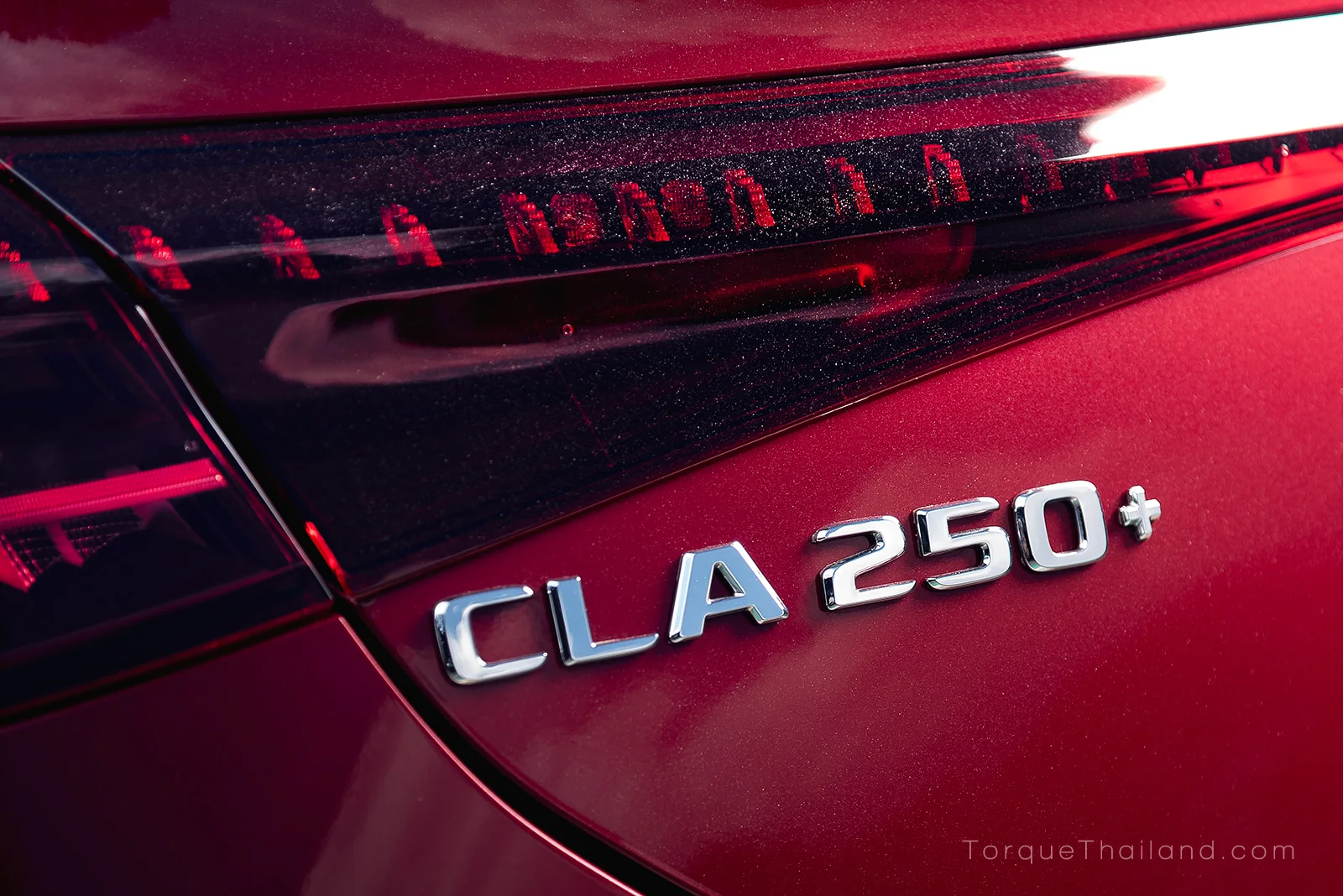 สัญลักษณ์ CLA250+ บนฝาท้ายแสดงรุ่นและคลาสของรถ Mercedes-Benz CLA250+