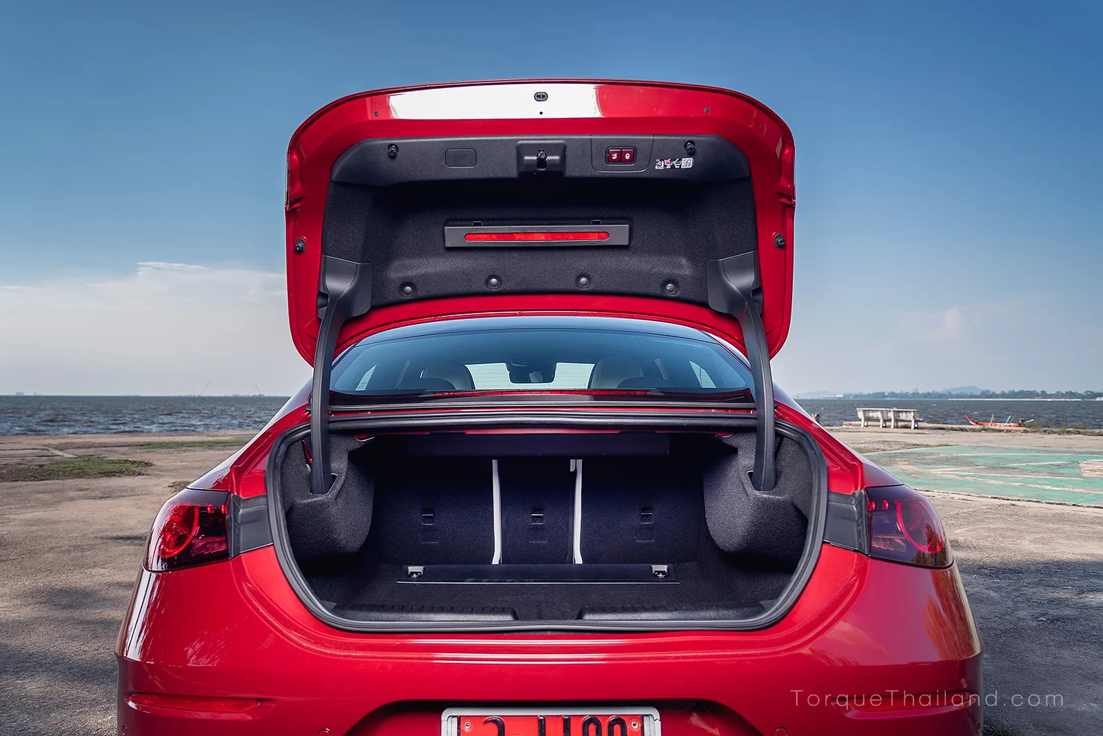 ห้องเก็บสัมภาระท้ายรถ Mercedes-Benz CLA250+ ความจุ 405 ลิตร พร้อมฝาท้ายไฟฟ้าและระบบเตะเปิด