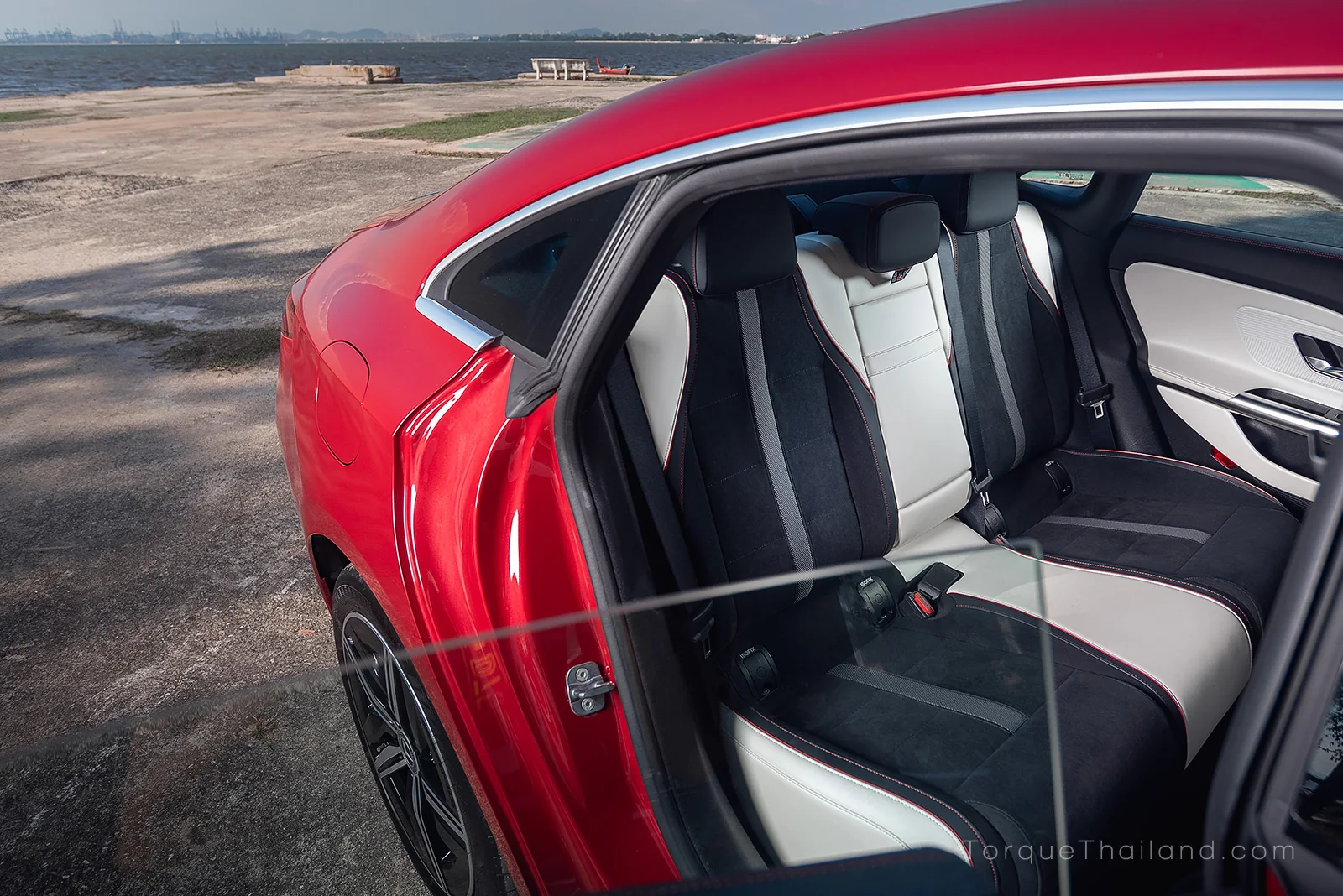 เบาะหลังของ Mercedes-Benz CLA250+ มีพื้นที่วางขาและช่วงไหล่กว้างขวาง