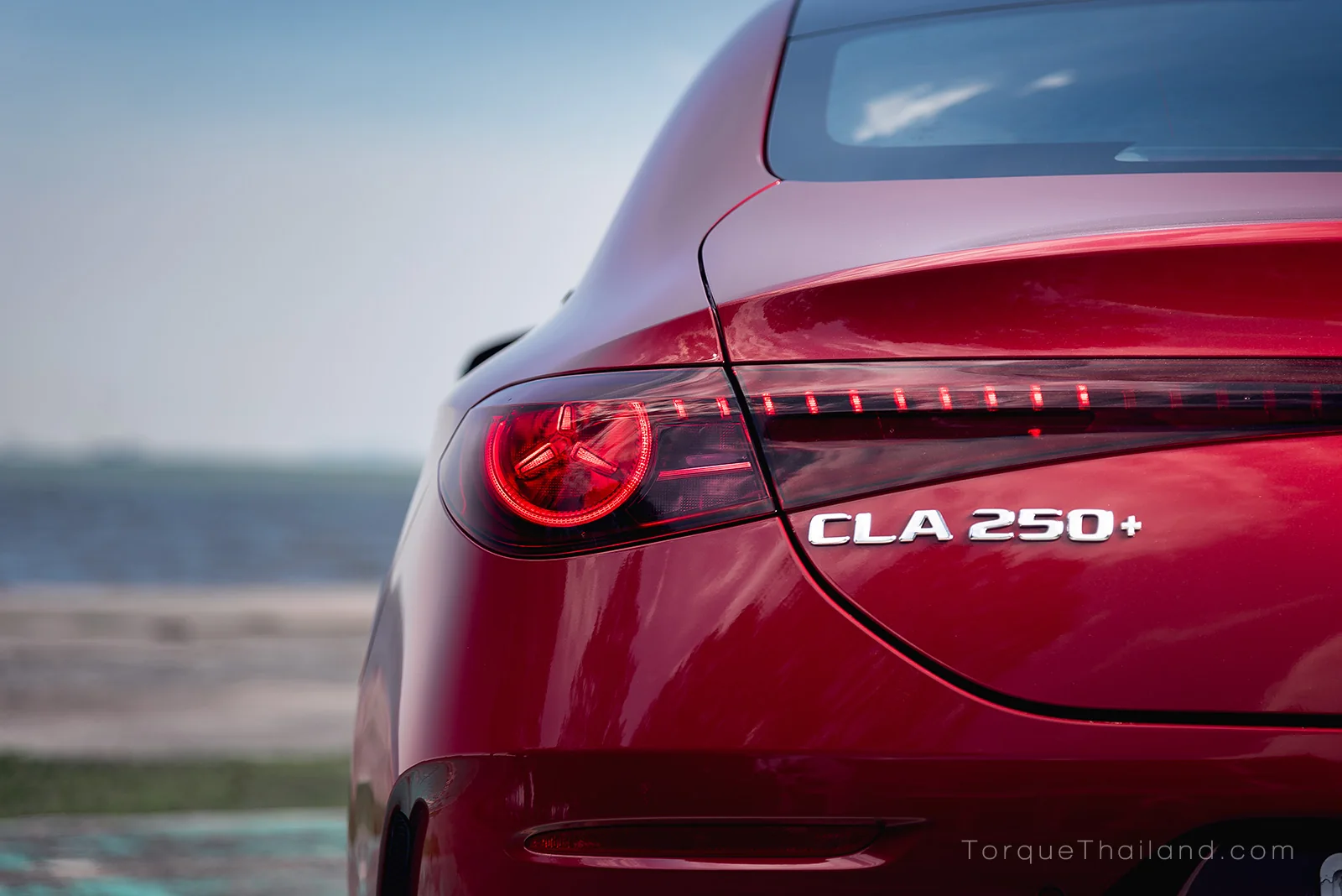 ชุดไฟท้าย Mercedes-Benz CLA250+ มีไฟหรี่รูปทรงดาวสามแฉกและพื้นหลังด้านในเป็นไฟเบรก