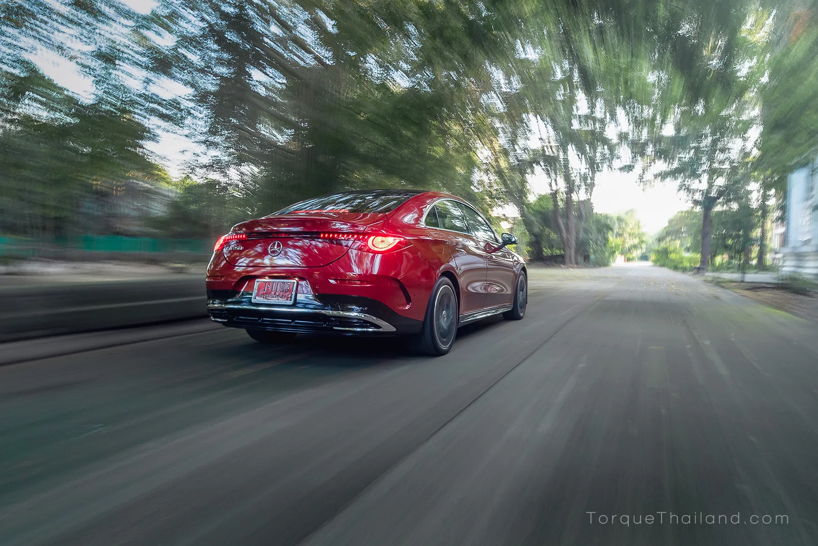 รถ Mercedes-Benz CLA250+ หลังเฉียงขณะขับขี่ แสดงความนุ่มนวลของช่วงล่างและการเก็บเสียงที่ความเร็ว 120 กม./ชม. จากการทดสอบของ Torque Thailand