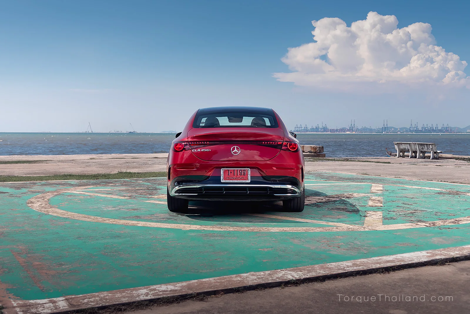 รถ Mercedes-Benz CLA250+ หน้าตรง แสดงดีไซน์หน้ารถแบบ Shark-nose ทรงสปอร์ต