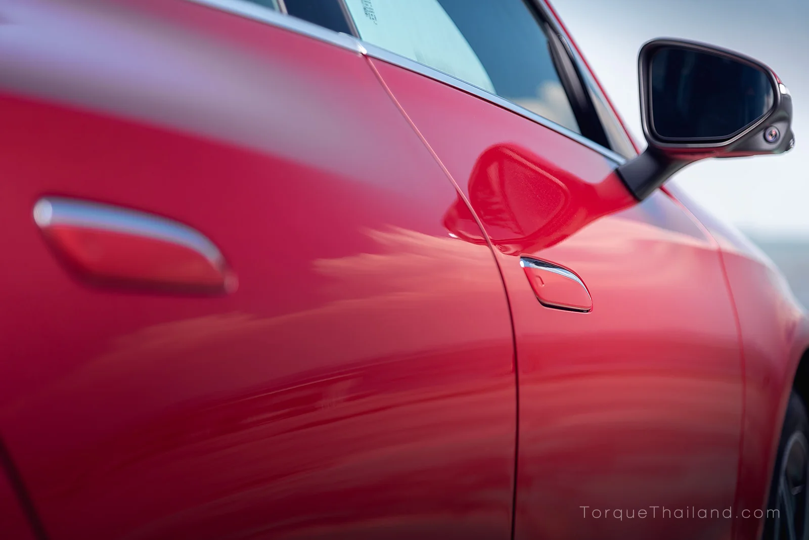 มือเปิดประตูแบบแนบกับตัวถังของ Mercedes-Benz CLA250+ เพื่อลดแรงต้านอากาศ