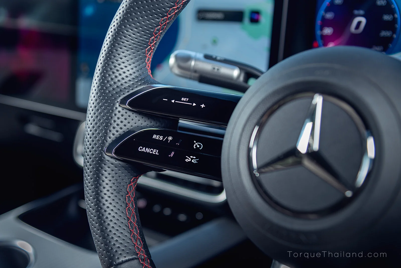 ชุดควบคุมระบบสัมผัสบนก้านพวงมาลัย Mercedes-Benz CLA250+ แบบ capacitive พร้อมจุดสัมผัสรอบสัญลักษณ์