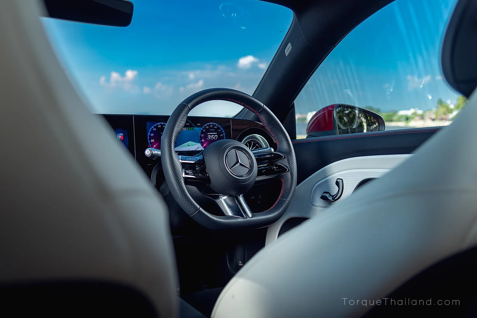 พวงมาลัยทรงสปอร์ตหุ้มด้วยหนัง Nappa ของ Mercedes-Benz CLA250+