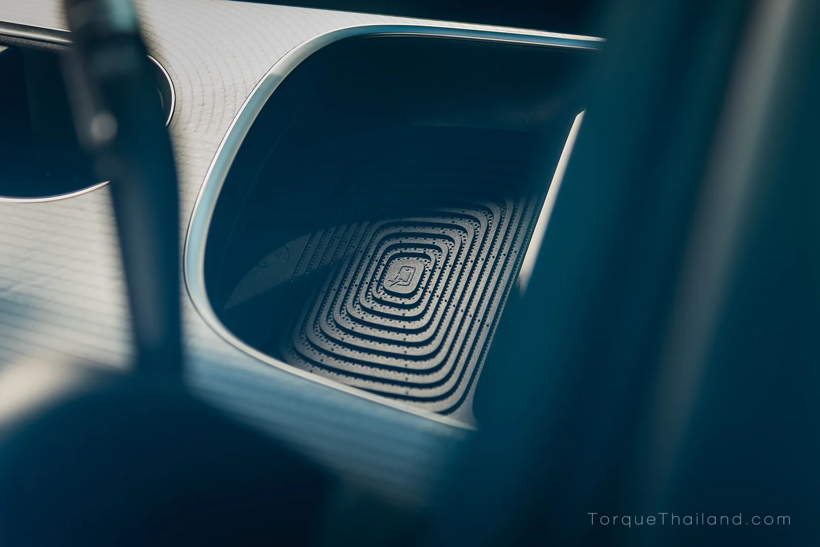 แท่นชาร์จไร้สาย Wireless Charger บนคอนโซลกลาง Mercedes-Benz CLA250+ รองรับกำลังไฟ 15 วัตต์พร้อมระบบระบายความร้อน